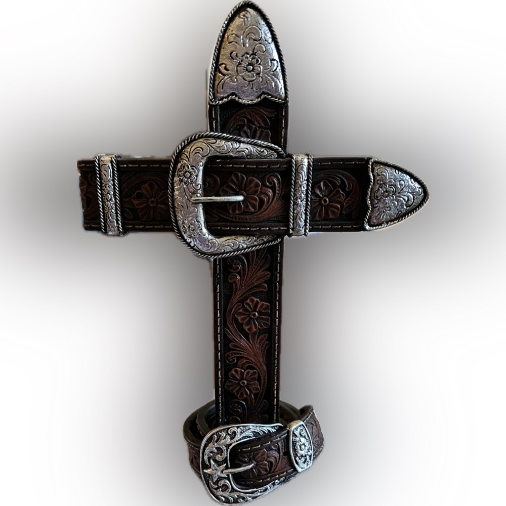 Display Western Belt cross with faux silver accents